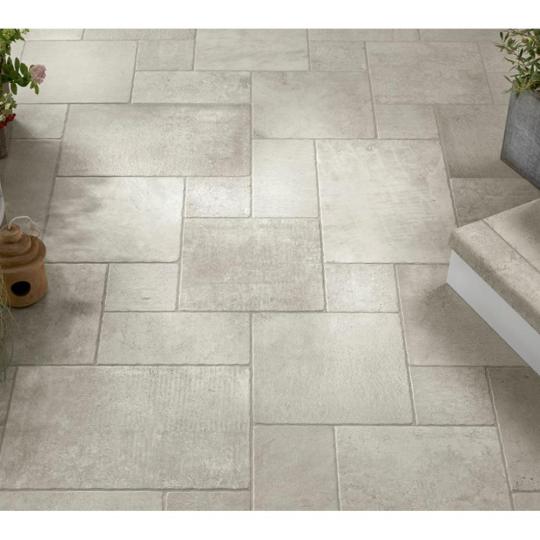 szurke kohatasu mediterran padloburkolat vegyes rakas hullamos szelu terasz nappali greslap rusztikus klasszikus csempe padlolap meszko hatasu burkolatok fagyallo csuszasmentes paraszthaz balatonfelvidek jarolap lameridiana budapest.jpg